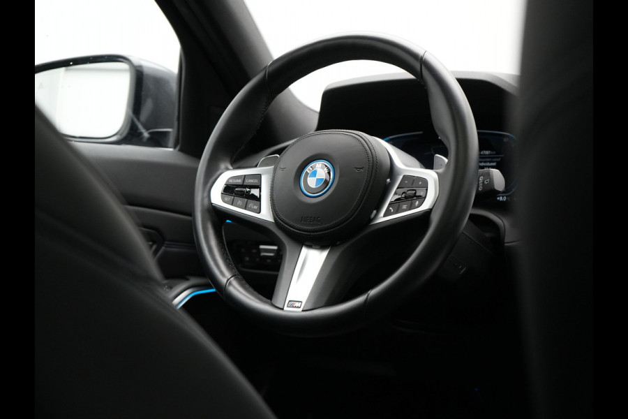BMW 3 Serie Touring 320e M Sport Plug In Hybrid 204pk Dealer O.H. PHEV | Trekhaak Af Fabriek | Panodak | Camera | Adaptief Onderstel | 19"L.M | Alcantara Sportstoelen Memory & Verwarmd | Sfeerverlichting | Apple Carplay | Keyless | Navigatie | DAB |