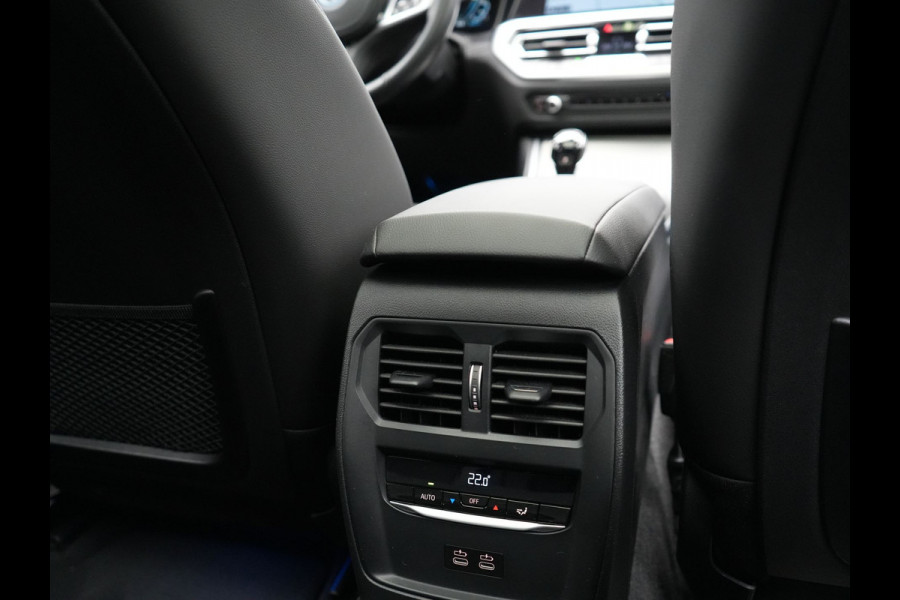 BMW 3 Serie Touring 320e M Sport Plug In Hybrid 204pk Dealer O.H. PHEV | Trekhaak Af Fabriek | Panodak | Camera | Adaptief Onderstel | 19"L.M | Alcantara Sportstoelen Memory & Verwarmd | Sfeerverlichting | Apple Carplay | Keyless | Navigatie | DAB |