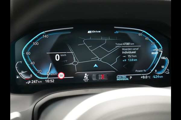 BMW 3 Serie Touring 320e M Sport Plug In Hybrid 204pk Dealer O.H. PHEV | Trekhaak Af Fabriek | Panodak | Camera | Adaptief Onderstel | 19"L.M | Alcantara Sportstoelen Memory & Verwarmd | Sfeerverlichting | Apple Carplay | Keyless | Navigatie | DAB |