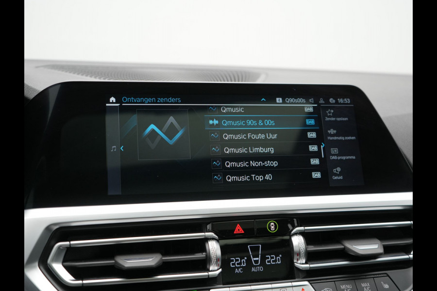 BMW 3 Serie Touring 320e M Sport Plug In Hybrid 204pk Dealer O.H. PHEV | Trekhaak Af Fabriek | Panodak | Camera | Adaptief Onderstel | 19"L.M | Alcantara Sportstoelen Memory & Verwarmd | Sfeerverlichting | Apple Carplay | Keyless | Navigatie | DAB |