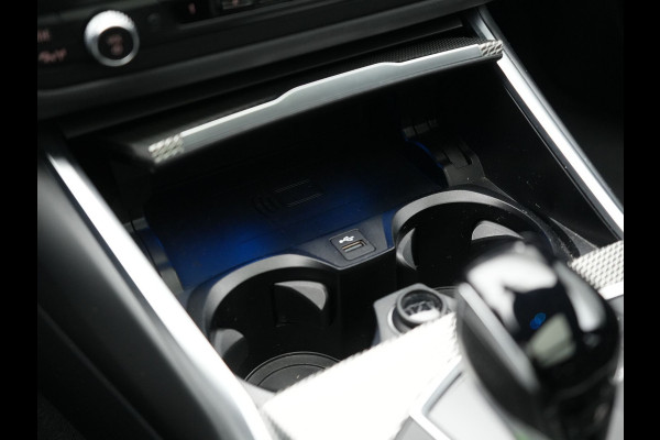 BMW 3 Serie Touring 320e M Sport Plug In Hybrid 204pk Dealer O.H. PHEV | Trekhaak Af Fabriek | Panodak | Camera | Adaptief Onderstel | 19"L.M | Alcantara Sportstoelen Memory & Verwarmd | Sfeerverlichting | Apple Carplay | Keyless | Navigatie | DAB |