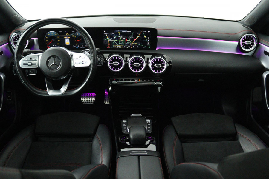 Mercedes-Benz CLA-Klasse 180 Business Solution AMG (PANORAMADAK, SFEERVERLICHTING, STOELVERWARMING, ACHTERUITRIJCAMERA)