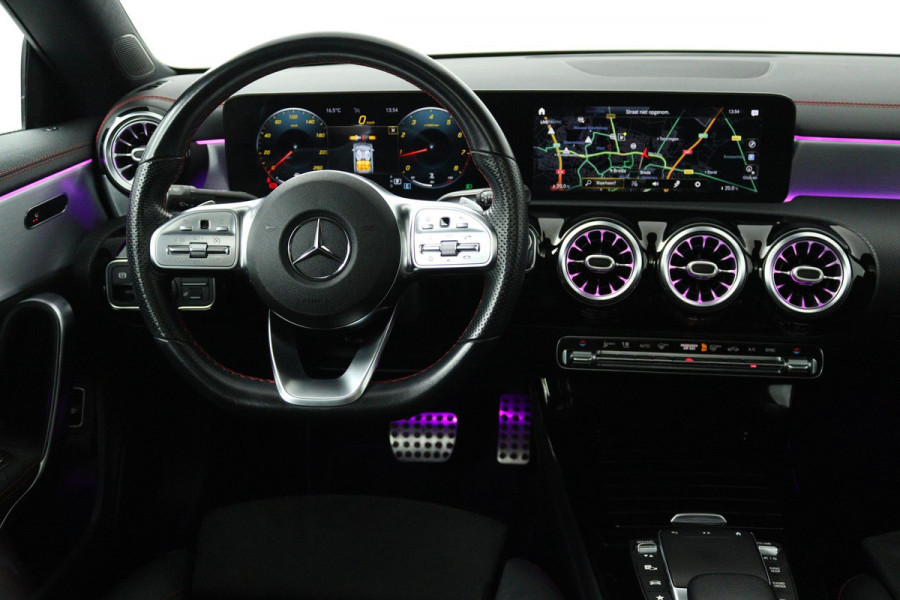 Mercedes-Benz CLA-Klasse 180 Business Solution AMG (PANORAMADAK, SFEERVERLICHTING, STOELVERWARMING, ACHTERUITRIJCAMERA)