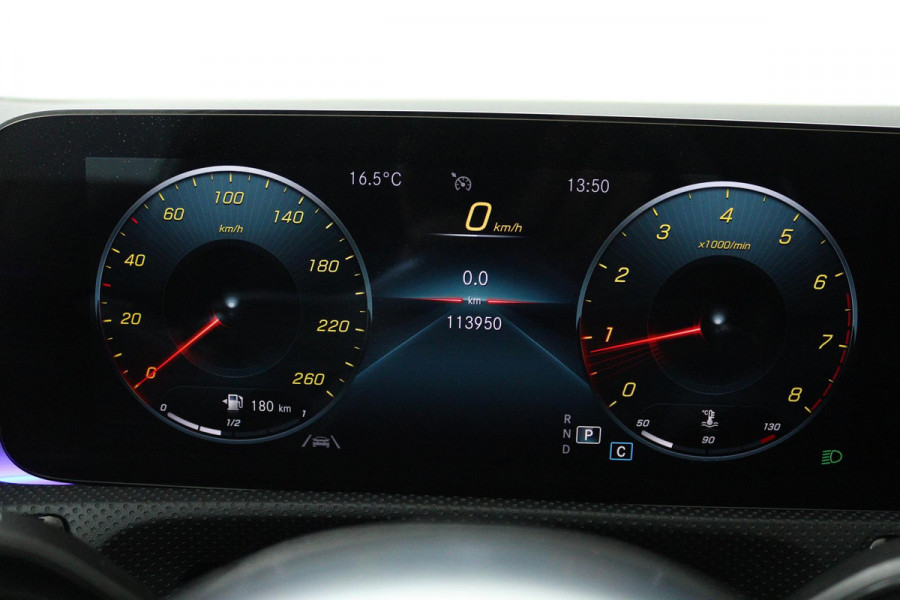 Mercedes-Benz CLA-Klasse 180 Business Solution AMG (PANORAMADAK, SFEERVERLICHTING, STOELVERWARMING, ACHTERUITRIJCAMERA)