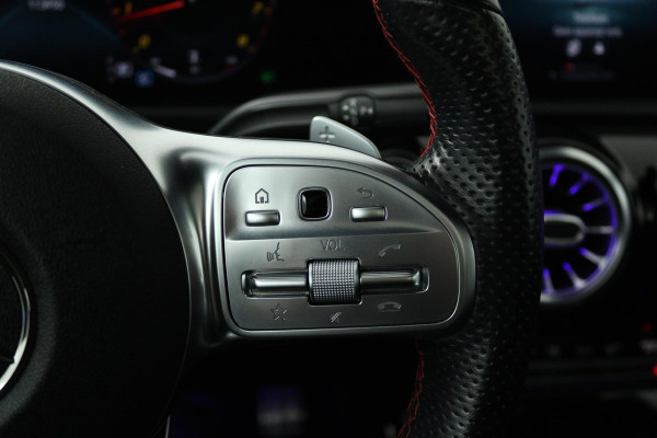 Mercedes-Benz CLA-Klasse 180 Business Solution AMG (PANORAMADAK, SFEERVERLICHTING, STOELVERWARMING, ACHTERUITRIJCAMERA)