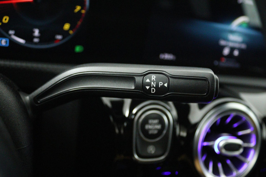 Mercedes-Benz CLA-Klasse 180 Business Solution AMG (PANORAMADAK, SFEERVERLICHTING, STOELVERWARMING, ACHTERUITRIJCAMERA)
