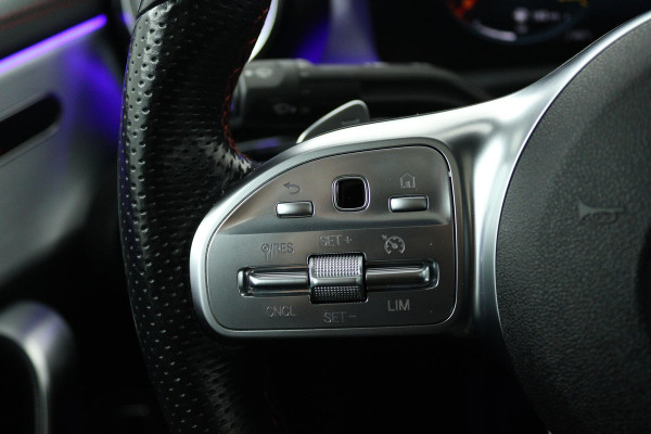 Mercedes-Benz CLA-Klasse 180 Business Solution AMG (PANORAMADAK, SFEERVERLICHTING, STOELVERWARMING, ACHTERUITRIJCAMERA)