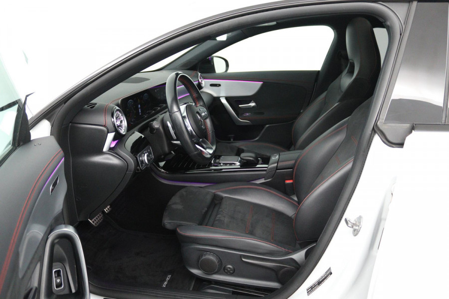 Mercedes-Benz CLA-Klasse 180 Business Solution AMG (PANORAMADAK, SFEERVERLICHTING, STOELVERWARMING, ACHTERUITRIJCAMERA)