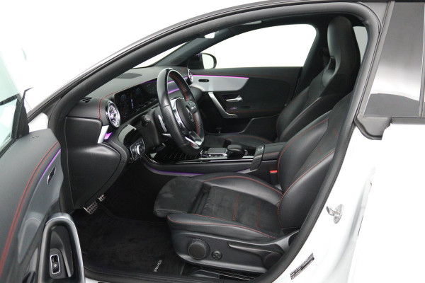 Mercedes-Benz CLA-Klasse 180 Business Solution AMG (PANORAMADAK, SFEERVERLICHTING, STOELVERWARMING, ACHTERUITRIJCAMERA)