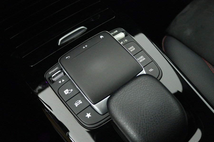 Mercedes-Benz CLA-Klasse 180 Business Solution AMG (PANORAMADAK, SFEERVERLICHTING, STOELVERWARMING, ACHTERUITRIJCAMERA)