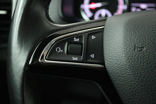 Škoda Karoq 1.0 TSI Ambition Business (PANORAMADAK, TREKHAAK, NAVIGATIE CARPLAY, AUTOMAAT)