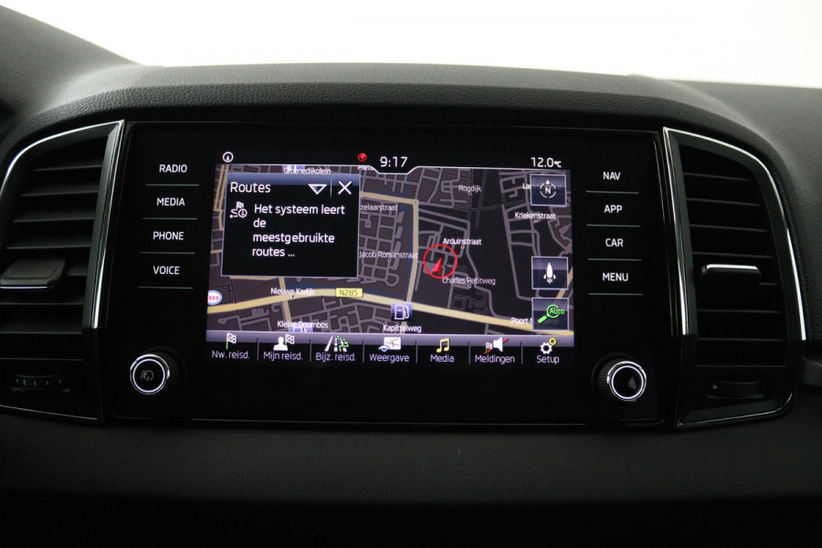 Škoda Karoq 1.0 TSI Ambition Business (PANORAMADAK, TREKHAAK, NAVIGATIE CARPLAY, AUTOMAAT)