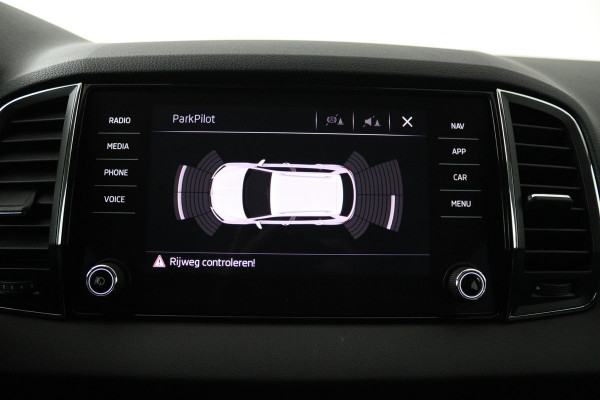 Škoda Karoq 1.0 TSI Ambition Business (PANORAMADAK, TREKHAAK, NAVIGATIE CARPLAY, AUTOMAAT)