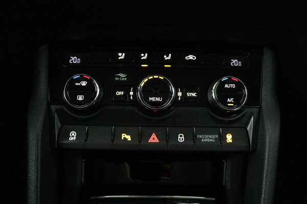 Škoda Karoq 1.0 TSI Ambition Business (PANORAMADAK, TREKHAAK, NAVIGATIE CARPLAY, AUTOMAAT)