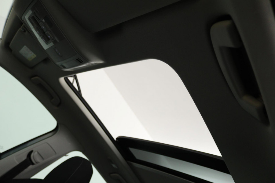 Škoda Karoq 1.0 TSI Ambition Business (PANORAMADAK, TREKHAAK, NAVIGATIE CARPLAY, AUTOMAAT)