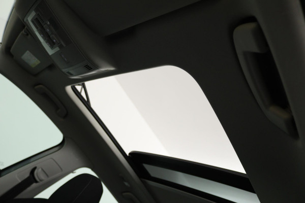 Škoda Karoq 1.0 TSI Ambition Business (PANORAMADAK, TREKHAAK, NAVIGATIE CARPLAY, AUTOMAAT)