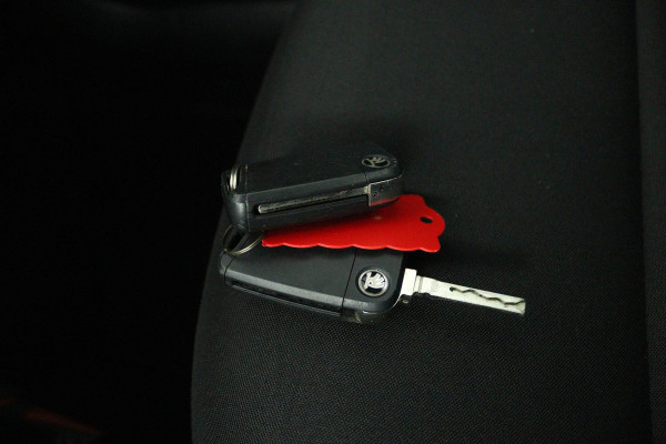 Škoda Karoq 1.0 TSI Ambition Business (PANORAMADAK, TREKHAAK, NAVIGATIE CARPLAY, AUTOMAAT)