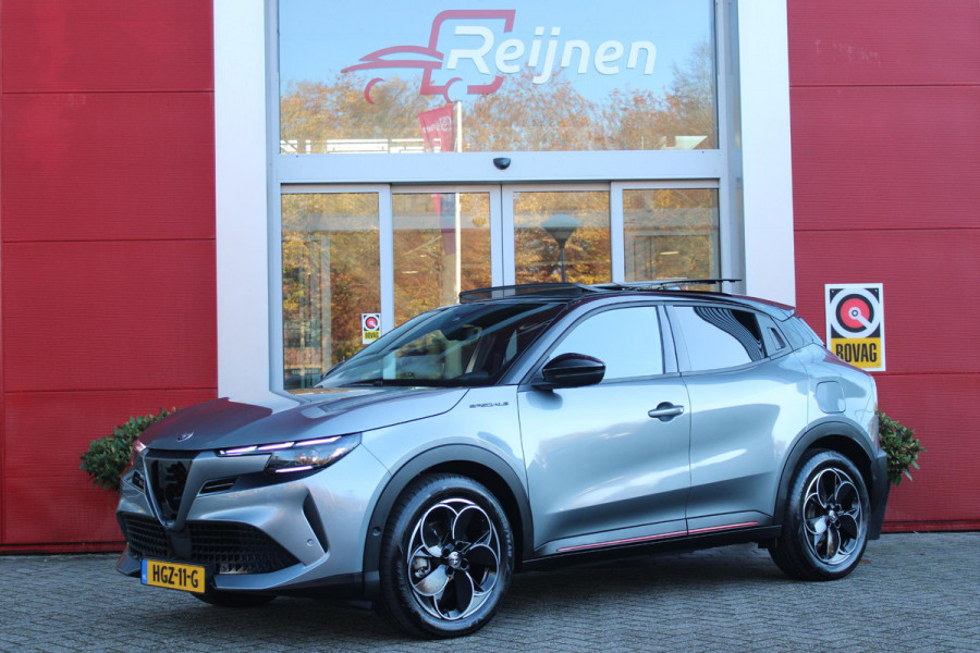 Alfa Romeo junior ELETTRICA SPECIALE 156PK 54 kWh | WARMTEPOMP! | "SABELT" STOELEN MET LEDEREN/ALCANTARA BEKLEDING | PANORAMISCH SCHUIF/KANTEL DAK | BICOLOR DAK (ZWART DAK) | TECHNOLOGIE PAKKET (O.A. FULL LED ADAPTIVE MATRIX KOPLAMPEN/DODEHOEK DETECTIE/DRAADLOZE TELEFOONLADER/ACHTERUITRIJ CAMERA/PARKEERSENSOREN VOOR, ACHTER,ZIJKANT) | DRAADLOZE APPLE CARPLAY/ANDROID AUTO | CLIMATE CONTROL | ELEKTRISCH BEDIENBARE ACHTERKLEP | STOEL VERWARMING | ELEKTRISCH BEDIENBARE VOORSTOEL | VERKEERSBORDEN HERKENNING | ADAPTIVE CRUISE CONTROL | KEYLESS ENTRY/START |