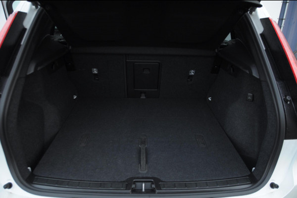 Volvo XC40 211PK Automaat B4 Ultimate Dark / Adaptieve cruise control / BLIS / Pixel LED / 20” velgen / Leder interieur / Stoel en stuurwielverwarming / 360 camera / Elektrische stoelen / Panoramadak