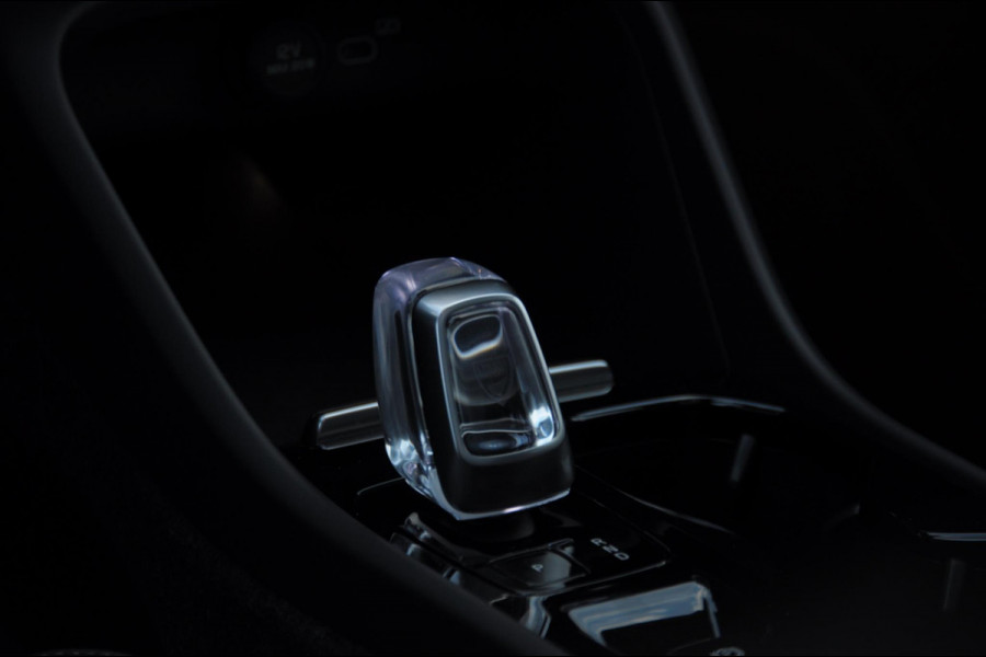 Volvo XC40 211PK Automaat B4 Ultimate Dark / Adaptieve cruise control / BLIS / Pixel LED / 20” velgen / Leder interieur / Stoel en stuurwielverwarming / 360 camera / Elektrische stoelen / Panoramadak