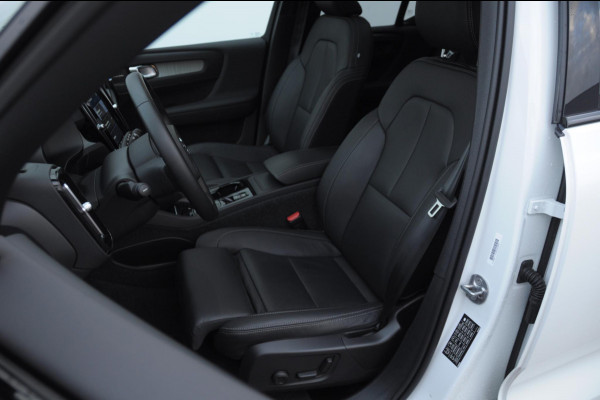 Volvo XC40 211PK Automaat B4 Ultimate Dark / Adaptieve cruise control / BLIS / Pixel LED / 20” velgen / Leder interieur / Stoel en stuurwielverwarming / 360 camera / Elektrische stoelen / Panoramadak