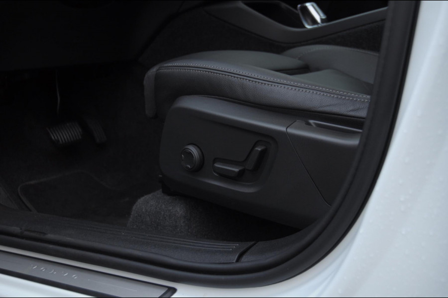 Volvo XC40 211PK Automaat B4 Ultimate Dark / Adaptieve cruise control / BLIS / Pixel LED / 20” velgen / Leder interieur / Stoel en stuurwielverwarming / 360 camera / Elektrische stoelen / Panoramadak