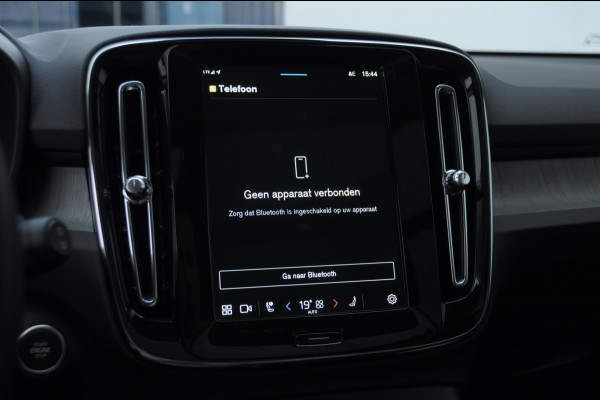 Volvo XC40 211PK Automaat B4 Ultimate Dark / Adaptieve cruise control / BLIS / Pixel LED / 20” velgen / Leder interieur / Stoel en stuurwielverwarming / 360 camera / Elektrische stoelen / Panoramadak