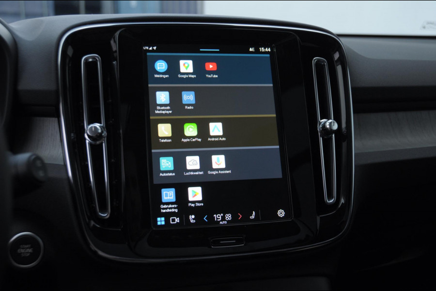 Volvo XC40 211PK Automaat B4 Ultimate Dark / Adaptieve cruise control / BLIS / Pixel LED / 20” velgen / Leder interieur / Stoel en stuurwielverwarming / 360 camera / Elektrische stoelen / Panoramadak