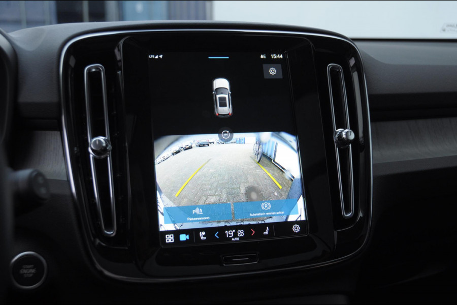 Volvo XC40 211PK Automaat B4 Ultimate Dark / Adaptieve cruise control / BLIS / Pixel LED / 20” velgen / Leder interieur / Stoel en stuurwielverwarming / 360 camera / Elektrische stoelen / Panoramadak