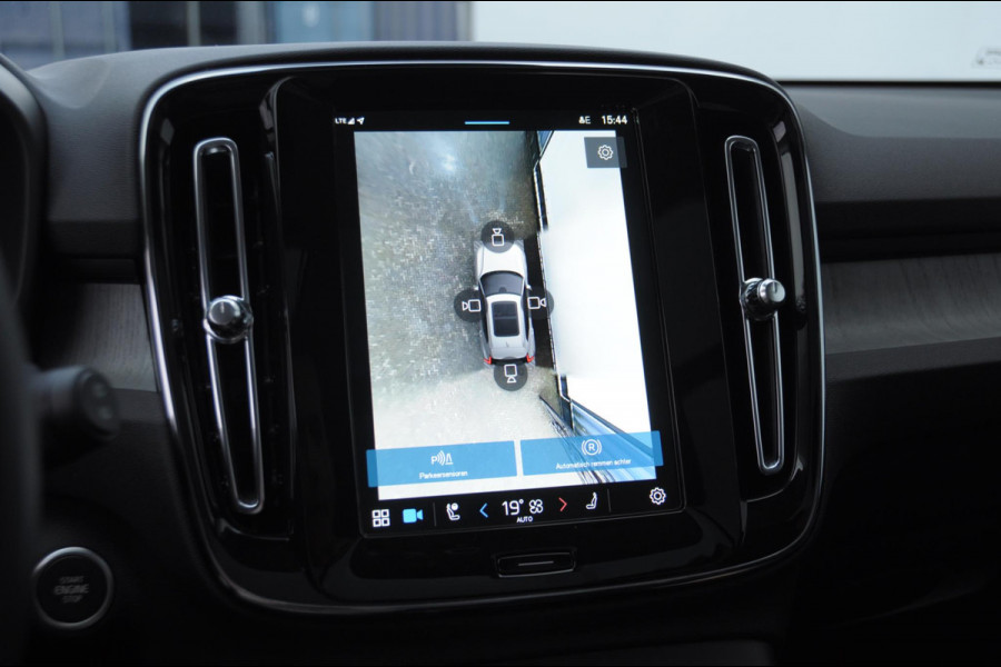 Volvo XC40 211PK Automaat B4 Ultimate Dark / Adaptieve cruise control / BLIS / Pixel LED / 20” velgen / Leder interieur / Stoel en stuurwielverwarming / 360 camera / Elektrische stoelen / Panoramadak