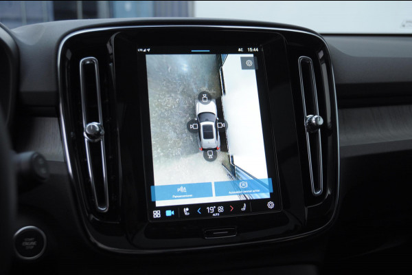 Volvo XC40 211PK Automaat B4 Ultimate Dark / Adaptieve cruise control / BLIS / Pixel LED / 20” velgen / Leder interieur / Stoel en stuurwielverwarming / 360 camera / Elektrische stoelen / Panoramadak