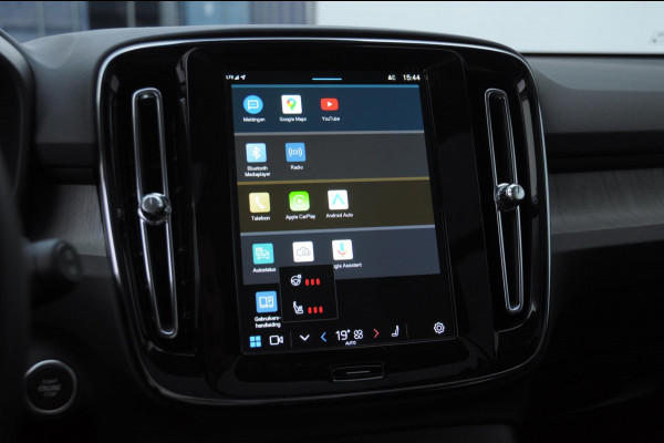 Volvo XC40 211PK Automaat B4 Ultimate Dark / Adaptieve cruise control / BLIS / Pixel LED / 20” velgen / Leder interieur / Stoel en stuurwielverwarming / 360 camera / Elektrische stoelen / Panoramadak