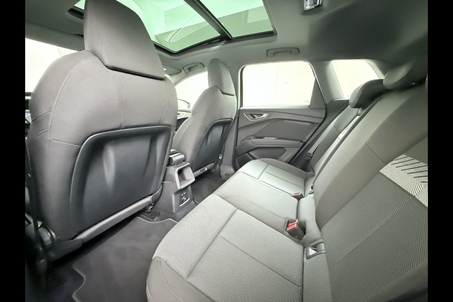 Audi Q4 e-tron L.E. Advanced Plus Pano-dak-Schuifdak Adap.Cruise W-pomp Navi-Plus Sportst.+Verwarmd PDC-a+v Matrix Led Camera Lmv 19" Elek.Achterklep Virtual Cockpit E-Call Bordherkenning Audi Connect +Phone-Box Keyless-Go A-Licht-Dynamisch S.O.H. 92% 1e Eigenaar Origineel Nederlandse Auto €56.174,- Nieuwprijs