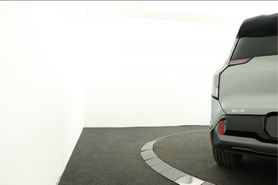 Kia EV9 GT-Line AWD 99.8 kWh - SOH 98,9% Apple Carplay/Android Auto - Cruise Control - Dodehoekdetectie - Elektrische Glazen Schuif-/Kanteldak - Navigatie - Stoel/Stuur Verwarming - Fabrieksgarantie tot 10-2031