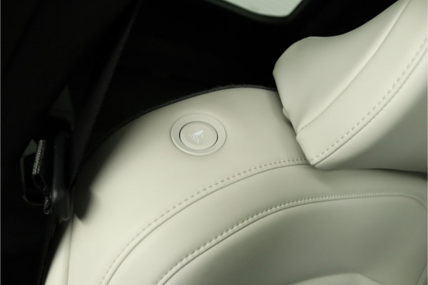 Kia EV9 GT-Line AWD 99.8 kWh - SOH 98,9% Apple Carplay/Android Auto - Cruise Control - Dodehoekdetectie - Elektrische Glazen Schuif-/Kanteldak - Navigatie - Stoel/Stuur Verwarming - Fabrieksgarantie tot 10-2031