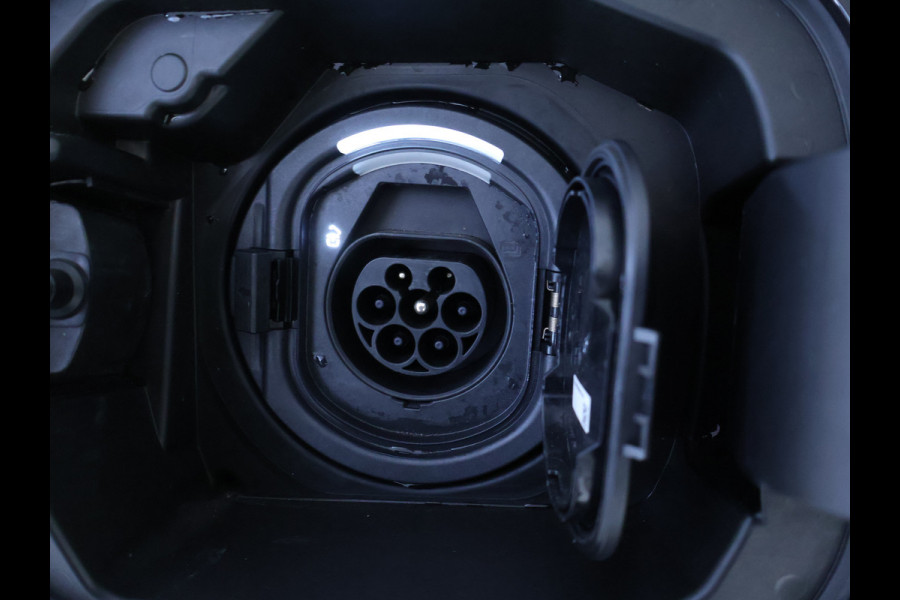 Mercedes-Benz CLA-Klasse 250 e AMG Plug-In Hybride AMG LIne | Night PAkket | 19 Inch AMG Velgen | Dodehoek Assist | Multibeam Koplampen | 11kW Laden. Inclusief 48 maanden MB Certified garantie voor Europa.