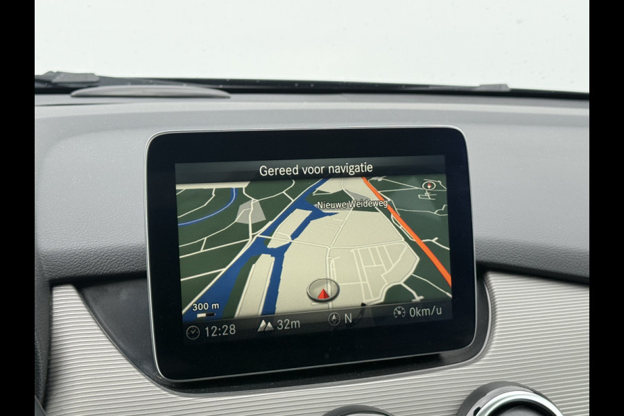 Mercedes-Benz B-Klasse 180 Lease Edition Plus | Trekhaak | Pano | Navi | Camera | PDC | LED