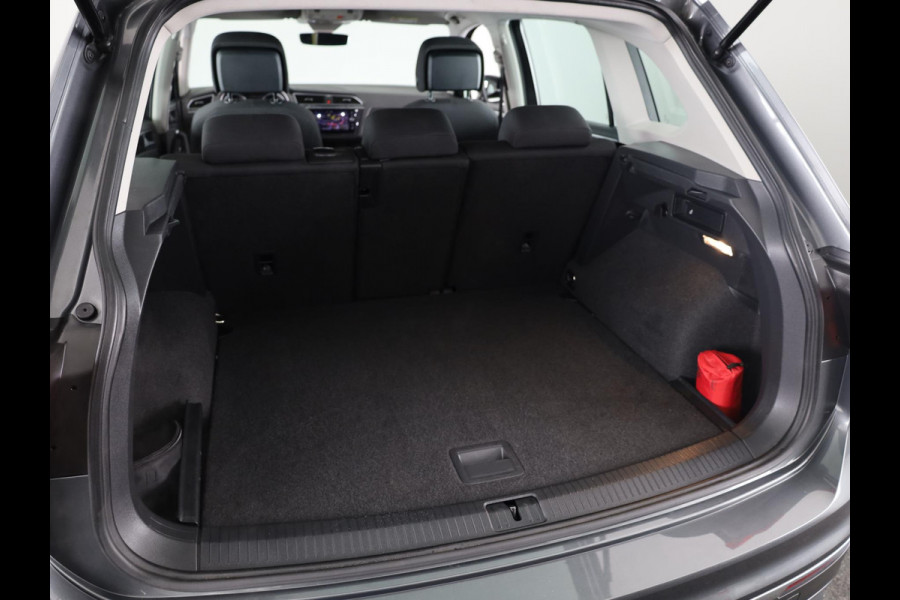 Volkswagen Tiguan 1.5 TSI ACT Highline Automaat (DSG) | Navigatie | Parkeersensoren | Stoelverwarming | Trekhaak |