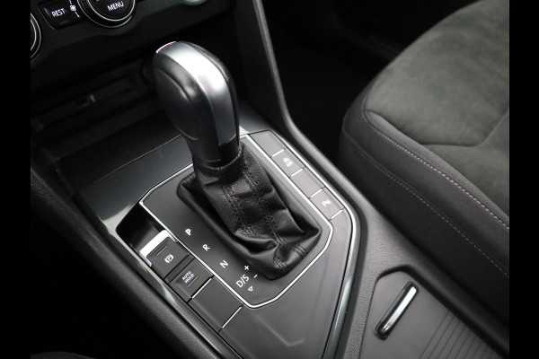 Volkswagen Tiguan 1.5 TSI ACT Highline Automaat (DSG) | Navigatie | Parkeersensoren | Stoelverwarming | Trekhaak |