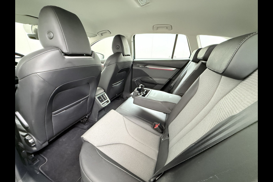 Škoda ENYAQ iV 80 Trekhaak Camera 1/2 Leer Apple Carplay Android First Edition Navi Ecc 19"lm PDC-a+v Cruise Control E-Call SOH.90% Stuurverwarming Led Isofix Keyless-Go DAB Rijstrooksensor Origineel Nederlandse Auto Nieuwprijs €49.645,-