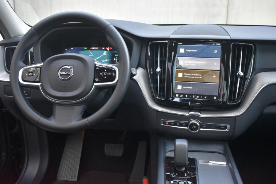 Volvo XC60 T6 350PK Automaat Plug-in Hybrid AWD Plus Dark / Navigatie / 360 Camera / Adaptieve Cruise Control / Stuur & Stoelverwarming / Elektr. Achterklep / Schuifdak / Trekhaak