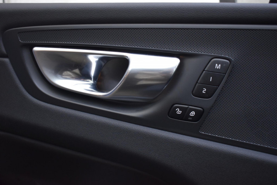 Volvo XC60 T6 350PK Automaat Plug-in Hybrid AWD Plus Dark / Navigatie / 360 Camera / Adaptieve Cruise Control / Stuur & Stoelverwarming / Elektr. Achterklep / Schuifdak / Trekhaak