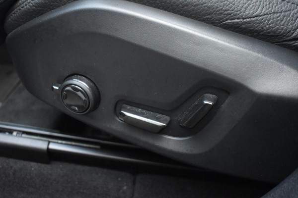 Volvo XC60 T6 350PK Automaat Plug-in Hybrid AWD Plus Dark / Navigatie / 360 Camera / Adaptieve Cruise Control / Stuur & Stoelverwarming / Elektr. Achterklep / Schuifdak / Trekhaak