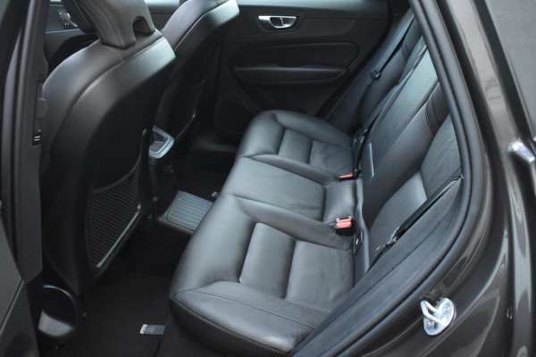 Volvo XC60 T6 350PK Automaat Plug-in Hybrid AWD Plus Dark / Navigatie / 360 Camera / Adaptieve Cruise Control / Stuur & Stoelverwarming / Elektr. Achterklep / Schuifdak / Trekhaak