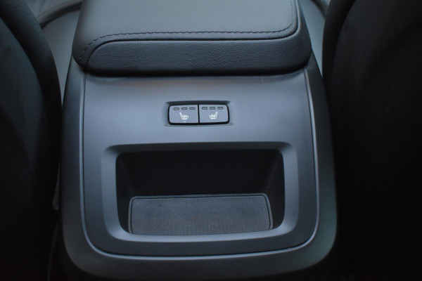 Volvo XC60 T6 350PK Automaat Plug-in Hybrid AWD Plus Dark / Navigatie / 360 Camera / Adaptieve Cruise Control / Stuur & Stoelverwarming / Elektr. Achterklep / Schuifdak / Trekhaak