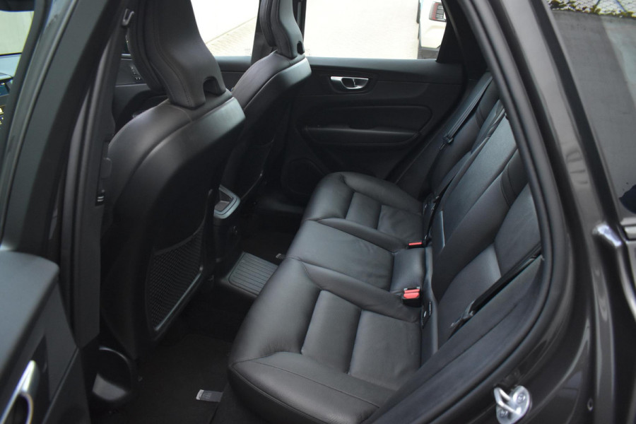 Volvo XC60 T6 350PK Automaat Plug-in Hybrid AWD Plus Dark / Navigatie / 360 Camera / Adaptieve Cruise Control / Stuur & Stoelverwarming / Elektr. Achterklep / Schuifdak / Trekhaak