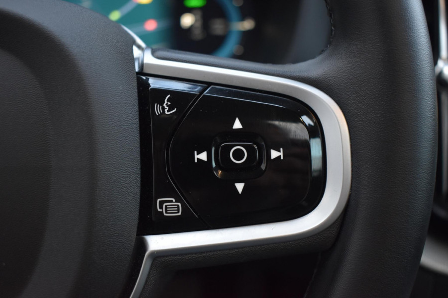 Volvo XC60 T6 350PK Automaat Plug-in Hybrid AWD Plus Dark / Navigatie / 360 Camera / Adaptieve Cruise Control / Stuur & Stoelverwarming / Elektr. Achterklep / Schuifdak / Trekhaak