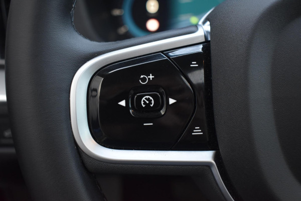 Volvo XC60 T6 350PK Automaat Plug-in Hybrid AWD Plus Dark / Navigatie / 360 Camera / Adaptieve Cruise Control / Stuur & Stoelverwarming / Elektr. Achterklep / Schuifdak / Trekhaak