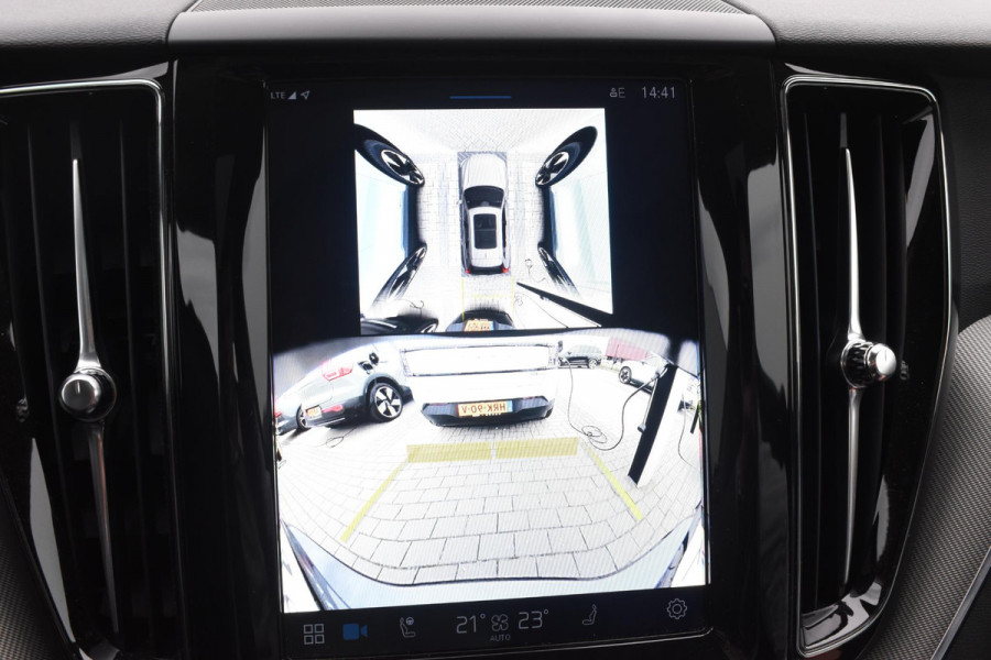 Volvo XC60 T6 350PK Automaat Plug-in Hybrid AWD Plus Dark / Navigatie / 360 Camera / Adaptieve Cruise Control / Stuur & Stoelverwarming / Elektr. Achterklep / Schuifdak / Trekhaak