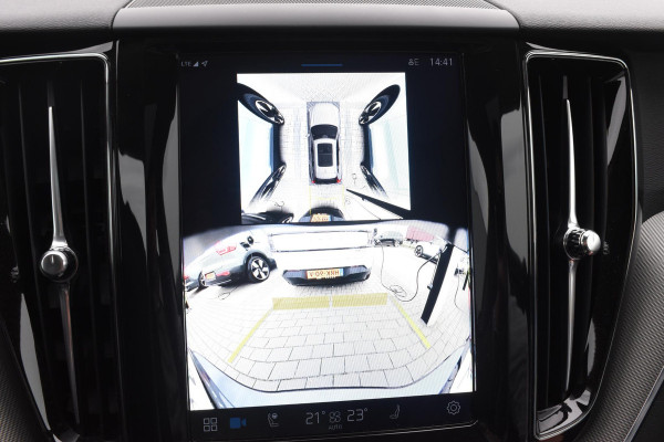 Volvo XC60 T6 350PK Automaat Plug-in Hybrid AWD Plus Dark / Navigatie / 360 Camera / Adaptieve Cruise Control / Stuur & Stoelverwarming / Elektr. Achterklep / Schuifdak / Trekhaak